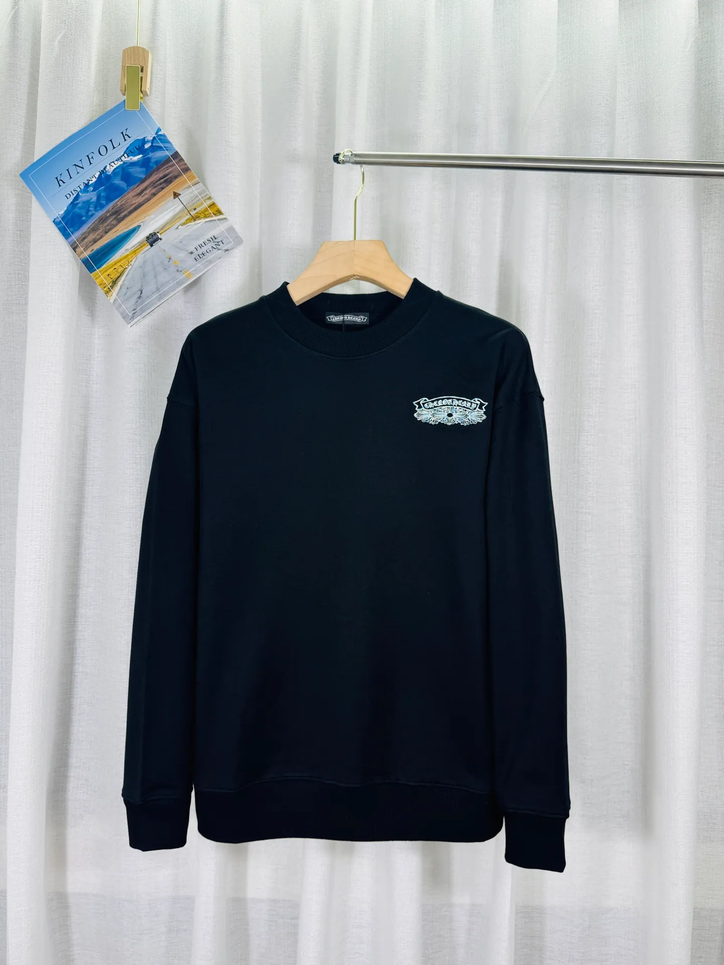 P240 top version, real shot without P, ​​different from market currency) 𝗖𝗵𝗿𝗼𝗺𝗲 𝗛𝗲𝗮𝗿𝘁𝘀/Cro Heart 2025 washed patch embroidery autumn and winter new original single counter American laser burnt 3D three-dimensional color embroidered couple casual sweatshirt 👑The highest version! Customized fabric 430g tripe terry fabric! American acid-washed and distressed original fabric laser burnt ✟appliqué embroidery and exquisite embroidery of letters! The best-selling model in the counter, very comfortable to wear. Accessories: original molded and authenticated collar label➕100% silk wash label. Genuine purchase-grade original hangtag➕matching hanging rope➕3D hanging beads➕original packaging bag. Craftsmanship: The original version has consistent wiring! The highest version of the armhole matching technique! Color: Gray Black Size: S M L XL Style No.: 9302
